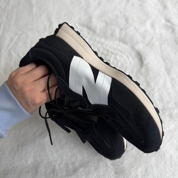 New Balance 327 Black White Boy’s Size 6 - Picture 6 of 15